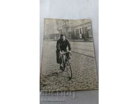 Φωτογραφία Σοφία Ένας νεαρός άνδρας σε ένα vintage ποδήλατο