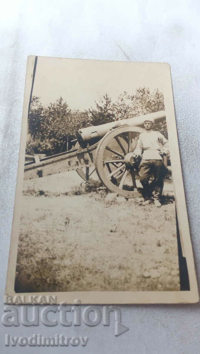 Fotografie Pleven Soldier lângă un tun la Competițiile Militare 1930