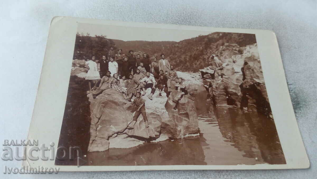 Photo Ortakoy Young men and women in Sheitan Kyupreu on the Arda River