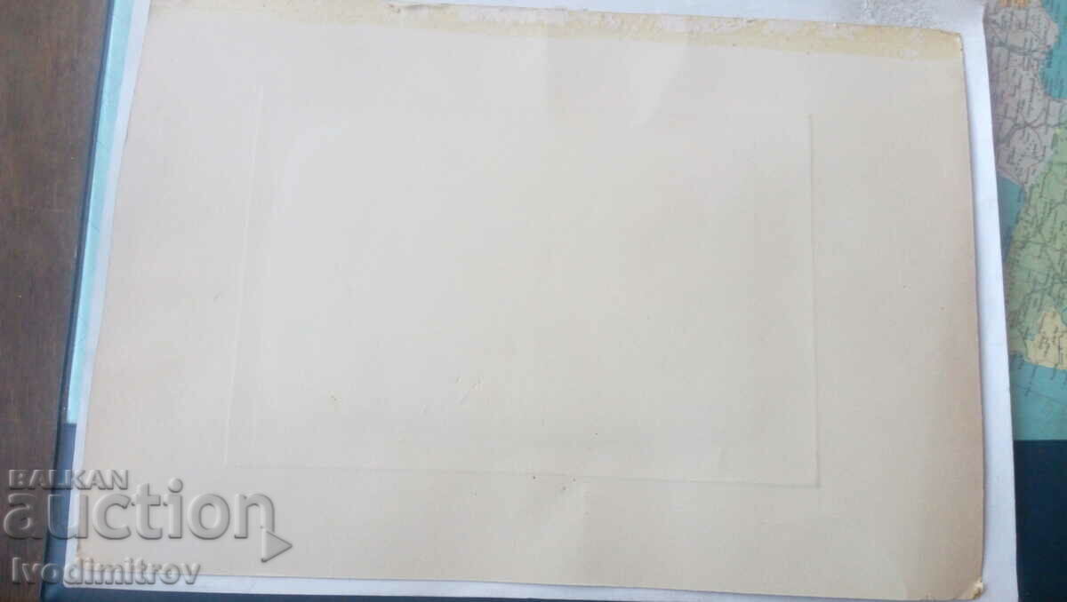 Foto Băieți și fete în costume de carnaval Carton cu preț 7.65 BGN | € 3.91 Foto Băieți și fete în costume de carnaval Carton cu preț 7.65 BGN | € 3.91