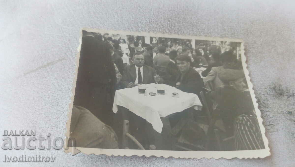 Fotografie Doi bărbați care beau bere la o masă 1943