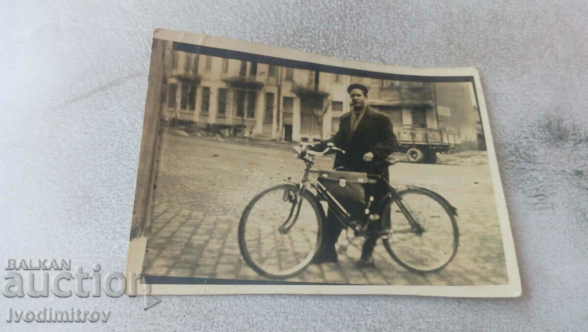 Снимка София Мъж с ретро велосипед