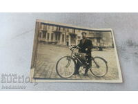 Photo Sofia A man with a retro bicycle