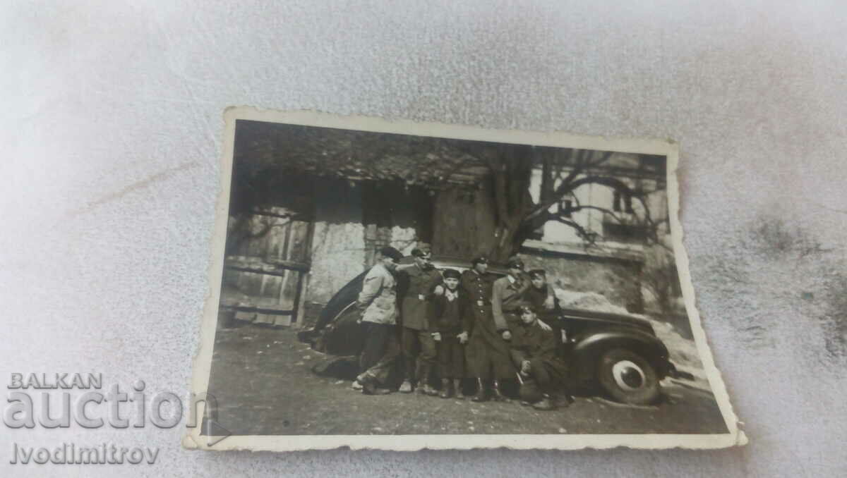 Foto Dupnitsa Soldați și civili lângă o mașină de epocă