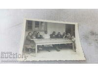 Photo Workers around a wooden table