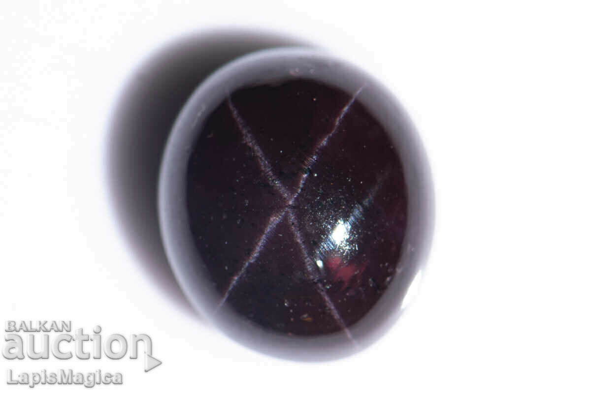 Caboșon oval cu stele granat 10,9 ct cu 4 raze