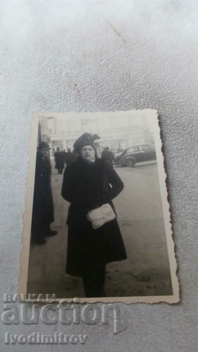 Снимка София Жена с черно палто на разходка