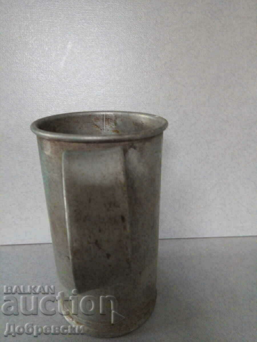 Auction Old measuring cup, alcohol dispenser 1 liter Auction Old measuring cup, alcohol dispenser 1 liter