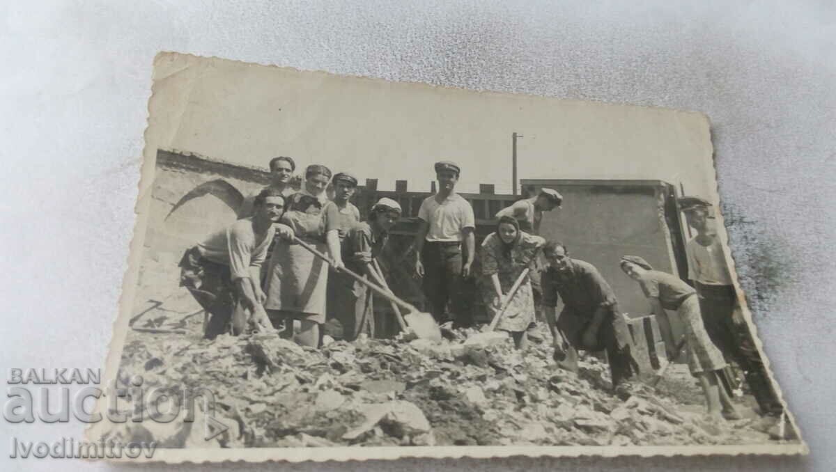 Снимка Жени и мъже с лопати