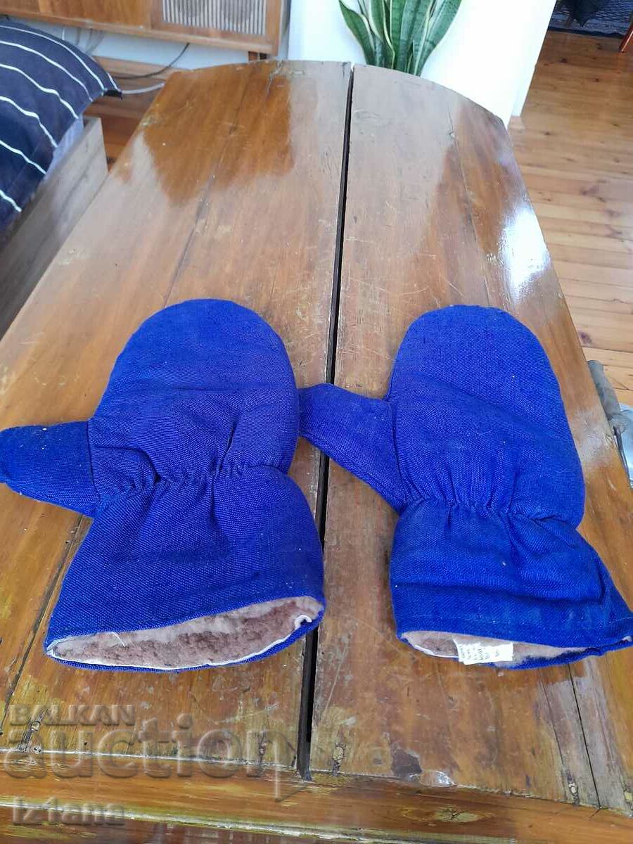 Mănuși vechi de lucru cu preț 20.00 BGN | € 10.23