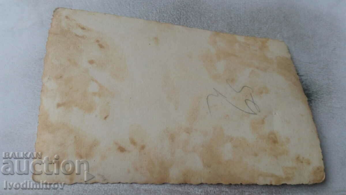 Εικόνα Άνδρες και γυναίκες περνούν τούβλα ο ένας στον άλλο σε μια αλυσίδα με τιμή 1.45 BGN | € 0.74 Εικόνα Άνδρες και γυναίκες περνούν τούβλα ο ένας στον άλλο σε μια αλυσίδα με τιμή 1.45 BGN | € 0.74