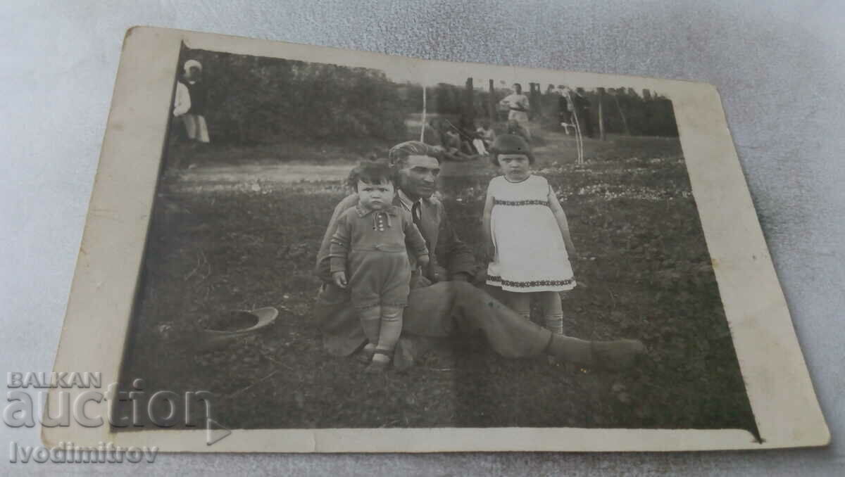 Φωτογραφία Pordimu Ένας άντρας με ένα αγοράκι και ένα κορίτσι στο γρασίδι 1932