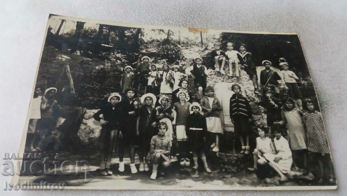 Foto Băieți și fete în fața unui monument 1932