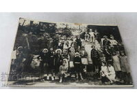 Φωτογραφία Αγόρια και κορίτσια μπροστά από ένα μνημείο 1932
