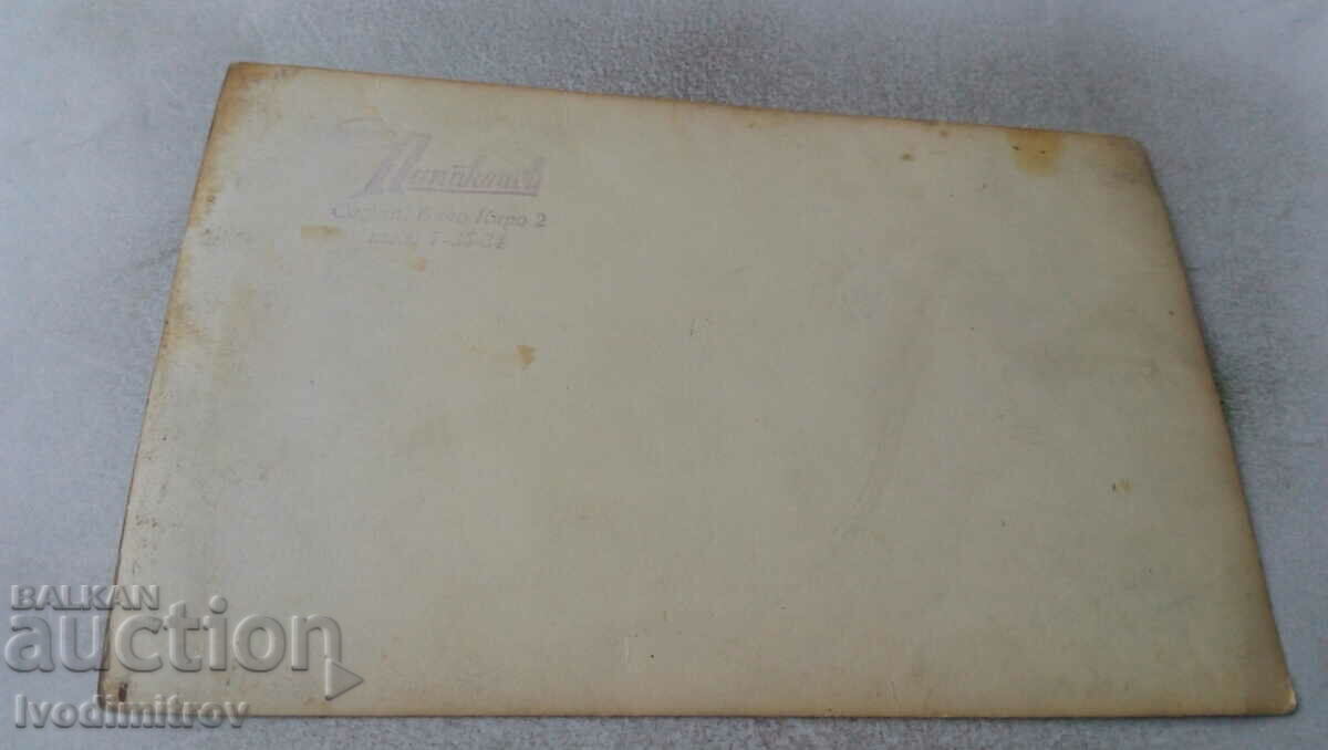 Φωτογραφία Νεαρό κορίτσι με τιμή 1.15 BGN | € 0.59 Φωτογραφία Νεαρό κορίτσι με τιμή 1.15 BGN | € 0.59