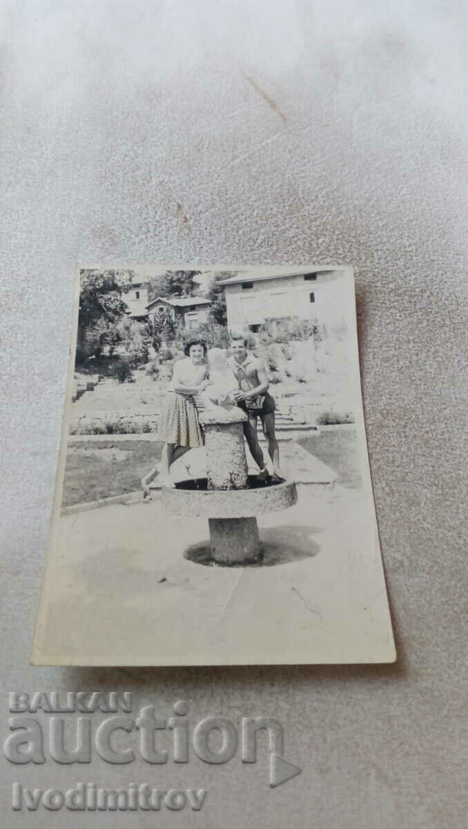 Foto Bărbat și femeie lângă un robinet