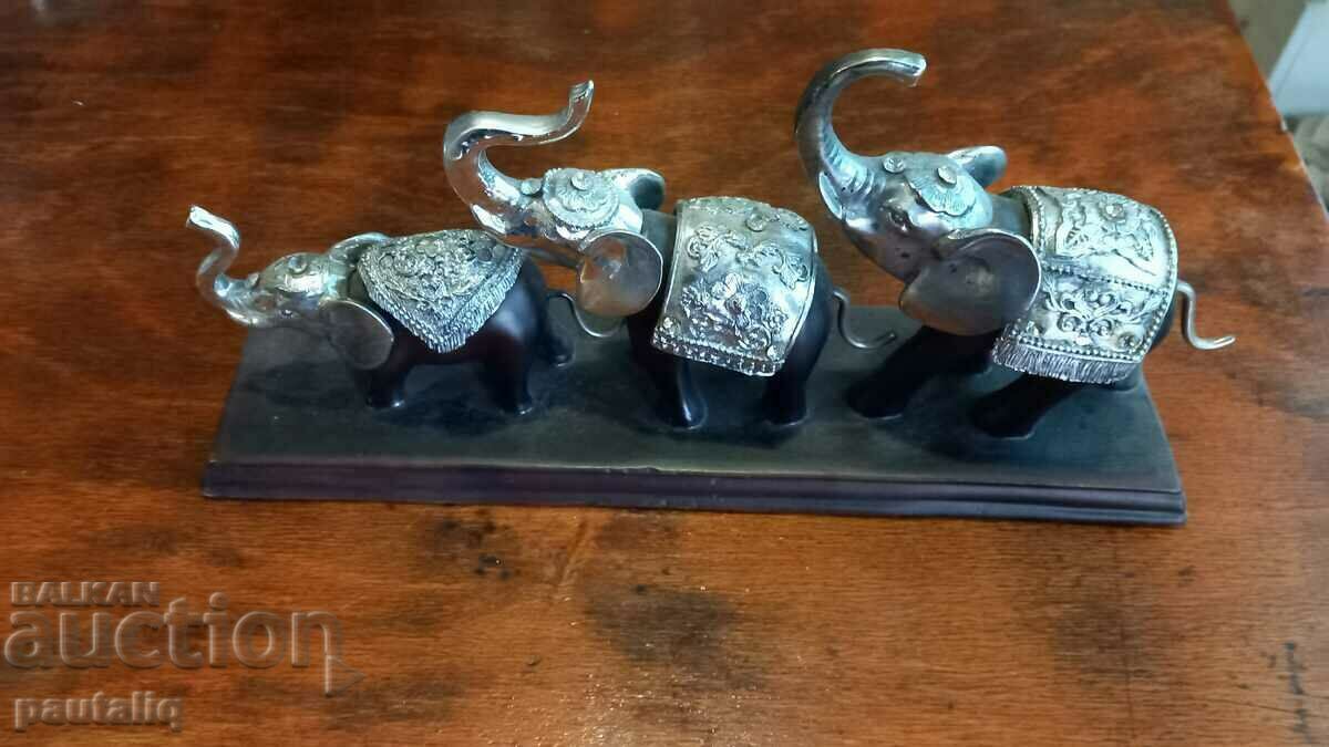 ELEFANTII cu preț 25.00 BGN | € 12.78