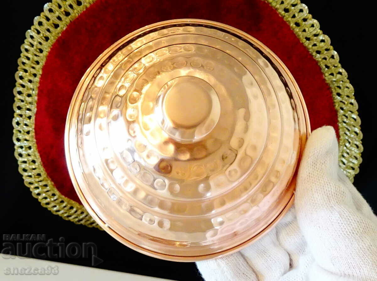 Delivery of Antique copper sugar bowl, candy box, copper vessel. Delivery of Antique copper sugar bowl, candy box, copper vessel.