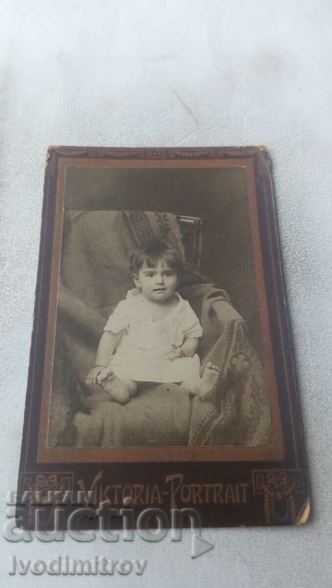 Photo Little boy on a chair Cardboard