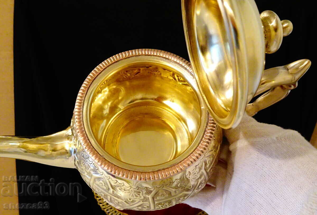 Delivery of Moroccan bronze teapot, Royal Manchester teapot. Delivery of Moroccan bronze teapot, Royal Manchester teapot.