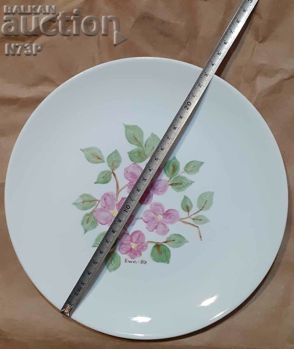 Auction AUTHOR PORCELAIN PLATE. HAND PAINTED. Auction AUTHOR PORCELAIN PLATE. HAND PAINTED.