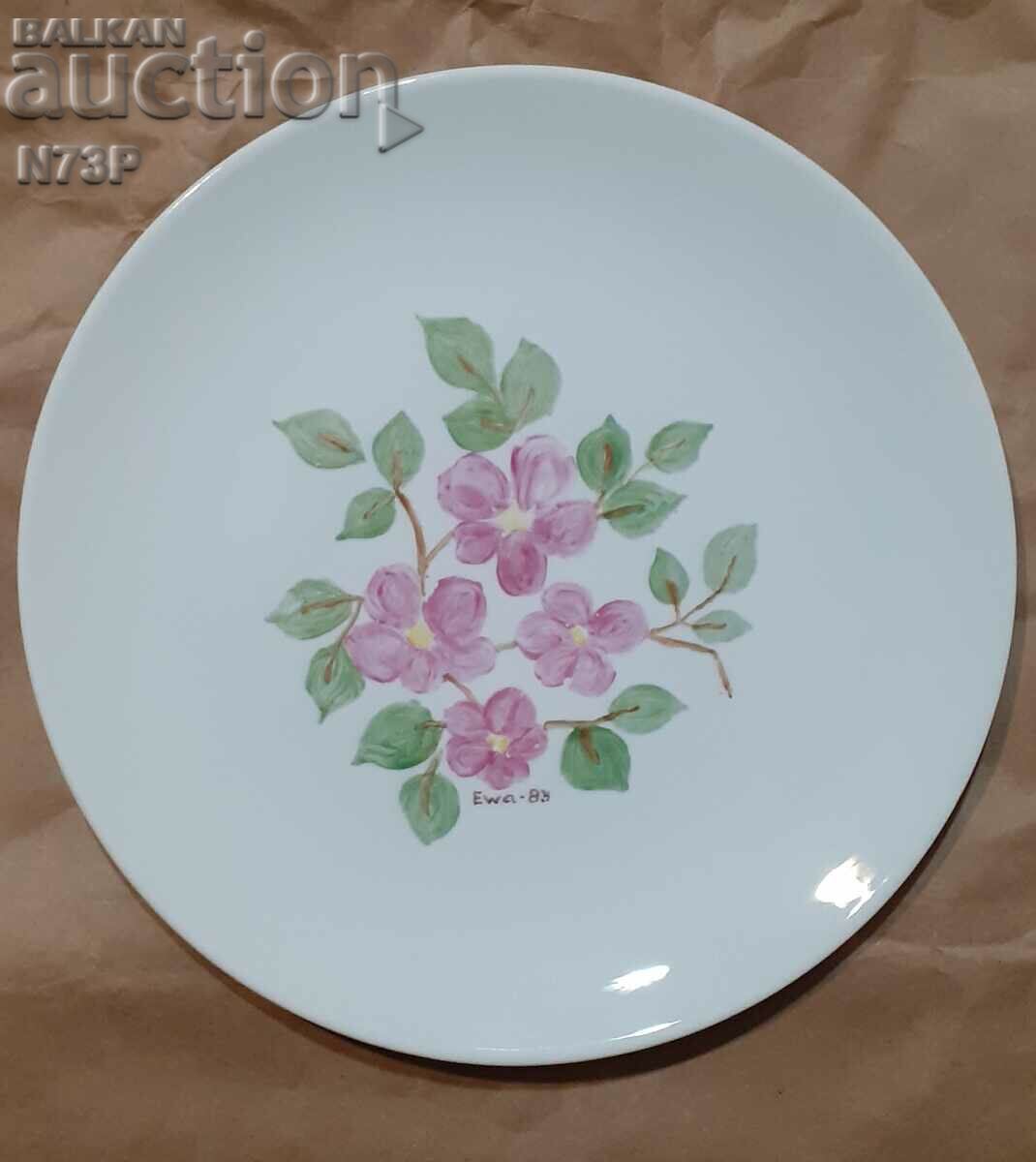 AUTHOR PORCELAIN PLATE. HAND PAINTED.