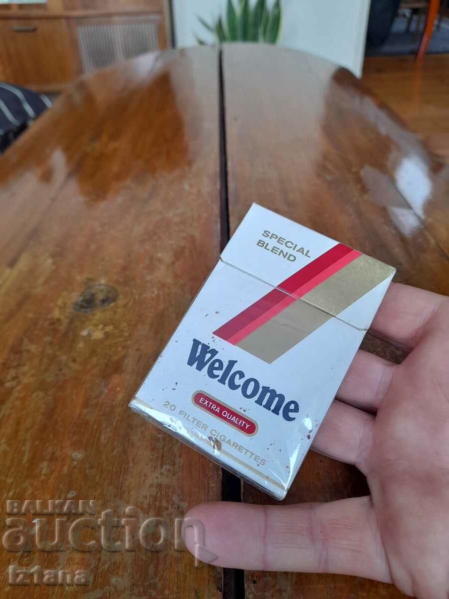 O cutie veche de țigări de bun venit