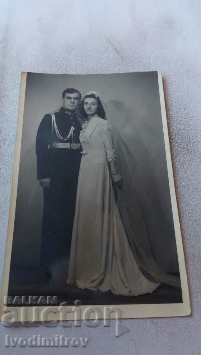 Photo Officer with his wife as a bride