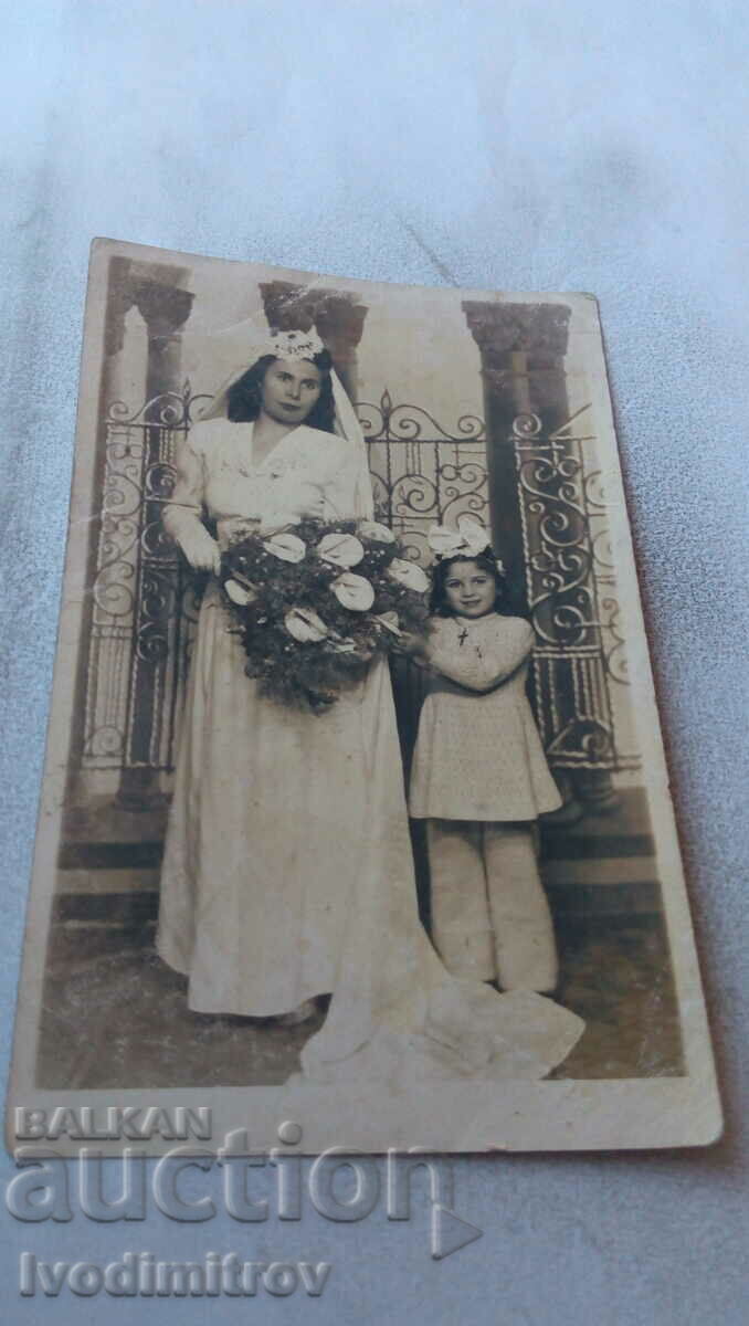 Fotografie Mireasa cu domnisoara ei de onoare 1943