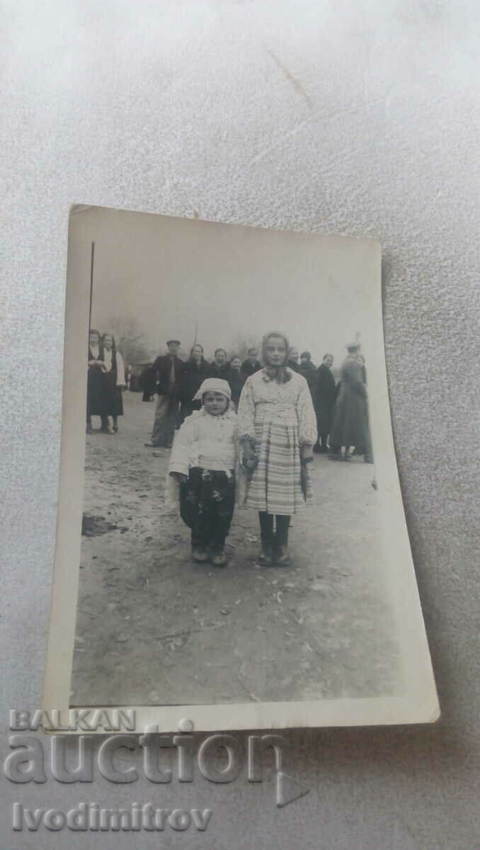 Снимка Златица Момиче момче в народни носии на площада 1942