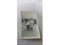 Φωτογραφία Zlatitsa Κορίτσι και αγόρι με λαϊκές φορεσιές στην πλατεία 1942