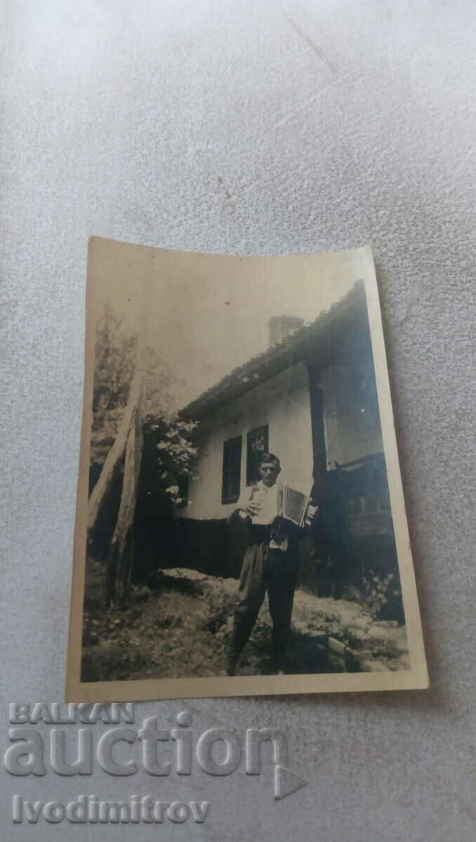 Fotografie Zlatitsa Tânăr cu un acordeon în fața unei case vechi 1944