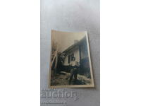 Φωτογραφία Zlatitsa Νεαρός άνδρας με ακορντεόν μπροστά από ένα παλιό σπίτι 1944
