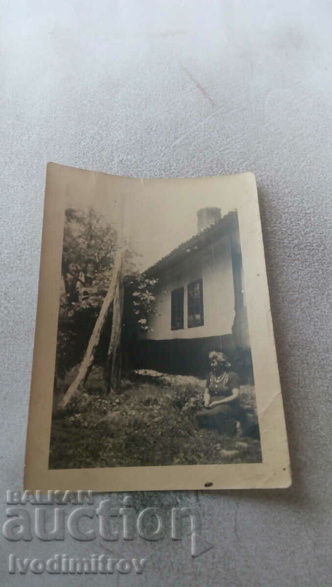Φωτογραφία Zlatitsa Γυναίκα μπροστά από ένα παλιό σπίτι 1944
