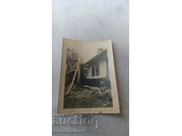 Φωτογραφία Zlatitsa Γυναίκα μπροστά από ένα παλιό σπίτι 1944