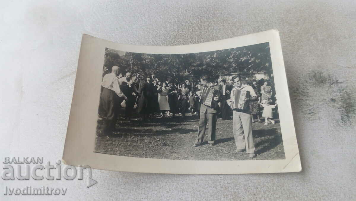Φωτογραφία Δύο άντρες με ακορντεόν και αίθουσα χορού 1944