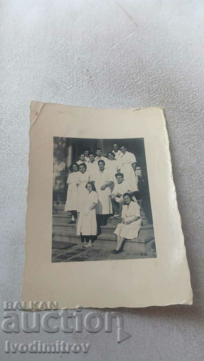 Photo Men and women in white aprons on stairs