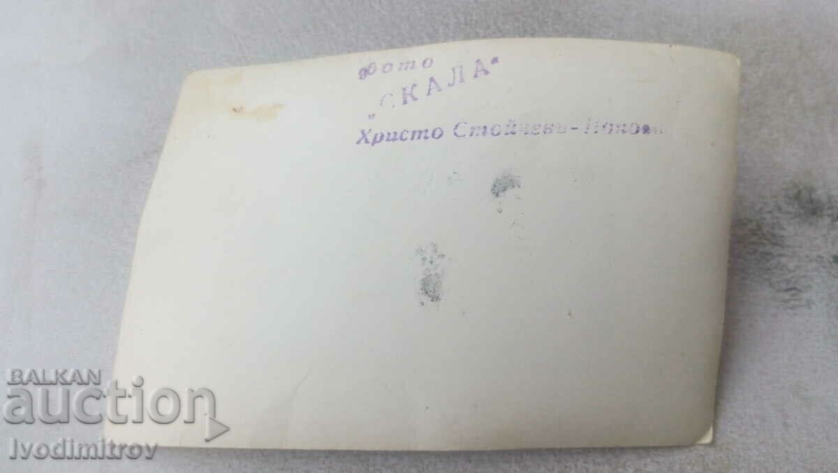 Photo Popovo Young men and women on the meadow with price 2.35 BGN | € 1.20 Photo Popovo Young men and women on the meadow with price 2.35 BGN | € 1.20