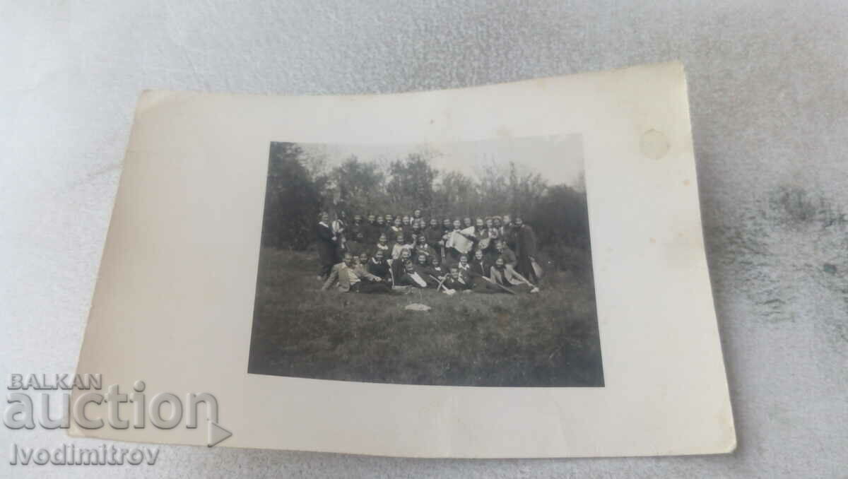 Photo Popovo Young men and women on the meadow