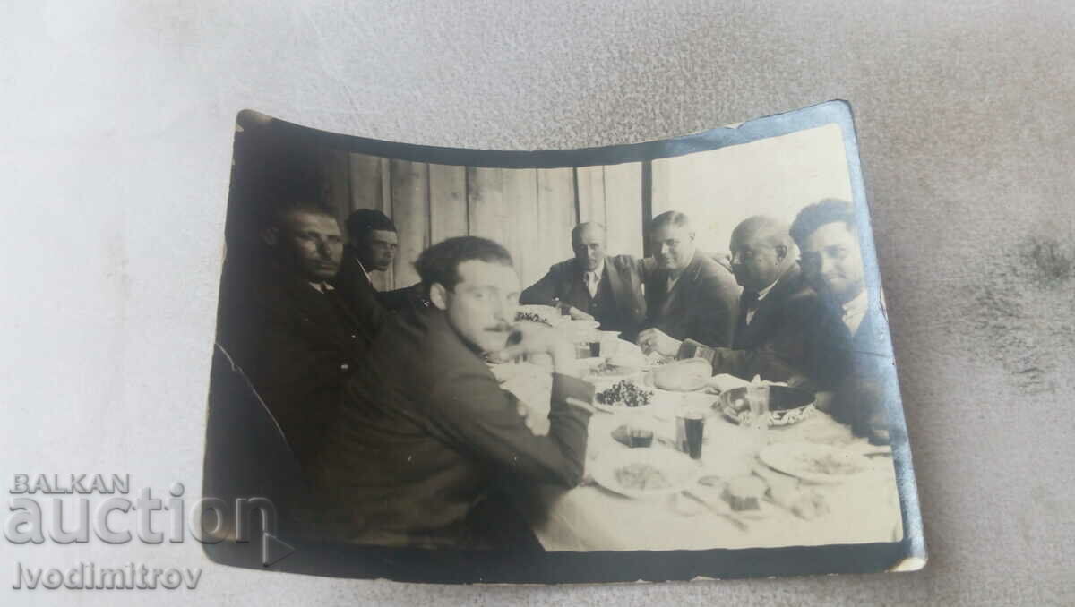 Photo Men having a drink at a table