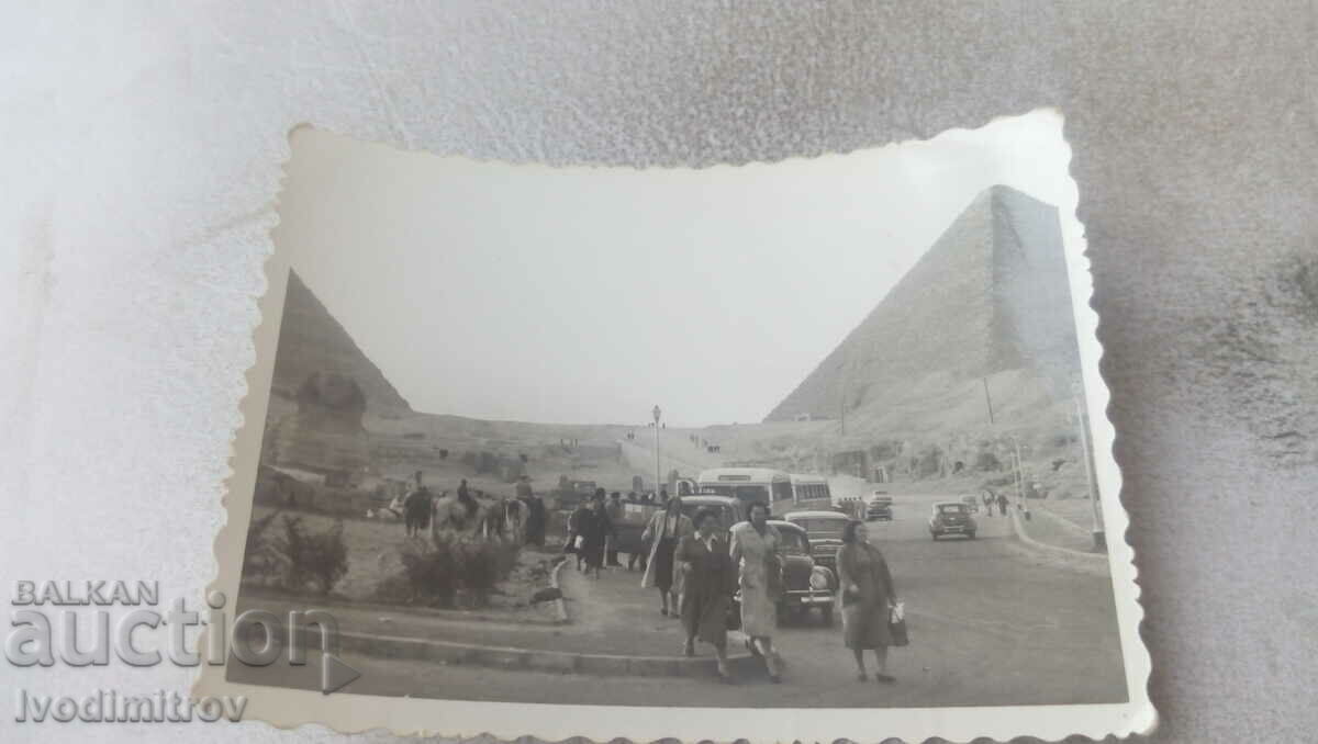Photo Men and women in front of the pyramids at Giza