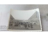 Φωτογραφία Άνδρες και γυναίκες μπροστά από τις πυραμίδες στη Γκίζα