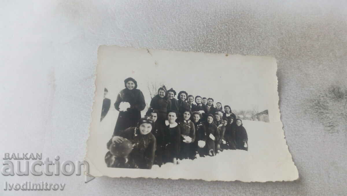 Φωτογραφία Νεαρά κορίτσια στο χιόνι το χειμώνα