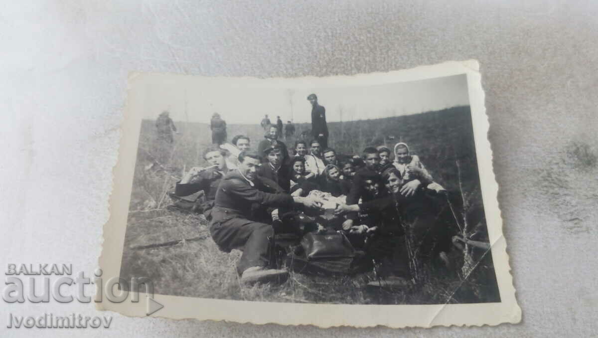 Fotografie Tineri și femei la un picnic pe pajiște 1940