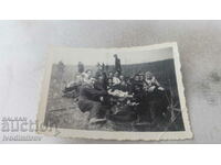 Fotografie Tineri și femei la un picnic pe pajiște 1940