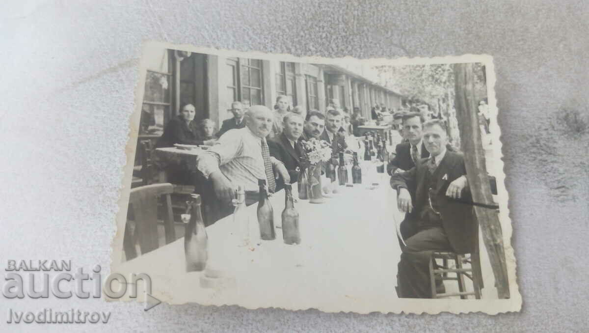 Photo Men drinking beer at a long table