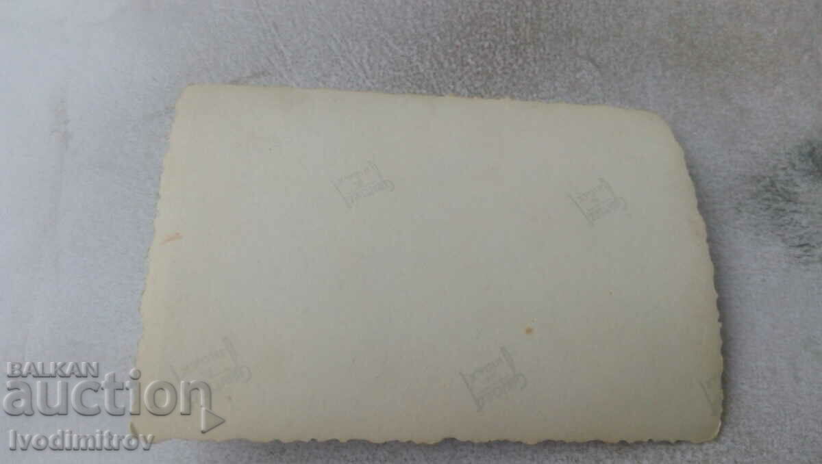 Photo Three men and two women with boyish caps on the alley with price 1.45 BGN | € 0.74 Photo Three men and two women with boyish caps on the alley with price 1.45 BGN | € 0.74