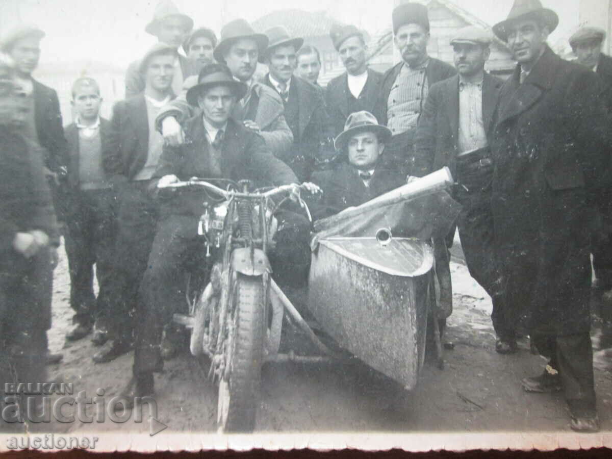 OLD ROYAL PHOTO MOTORCYCLE WITH BASKET with price 50.00 BGN | € 25.56 OLD ROYAL PHOTO MOTORCYCLE WITH BASKET with price 50.00 BGN | € 25.56