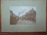 Παλιό φωτογραφικό χοντρό χαρτόνι.Τρένο-σύνθεση