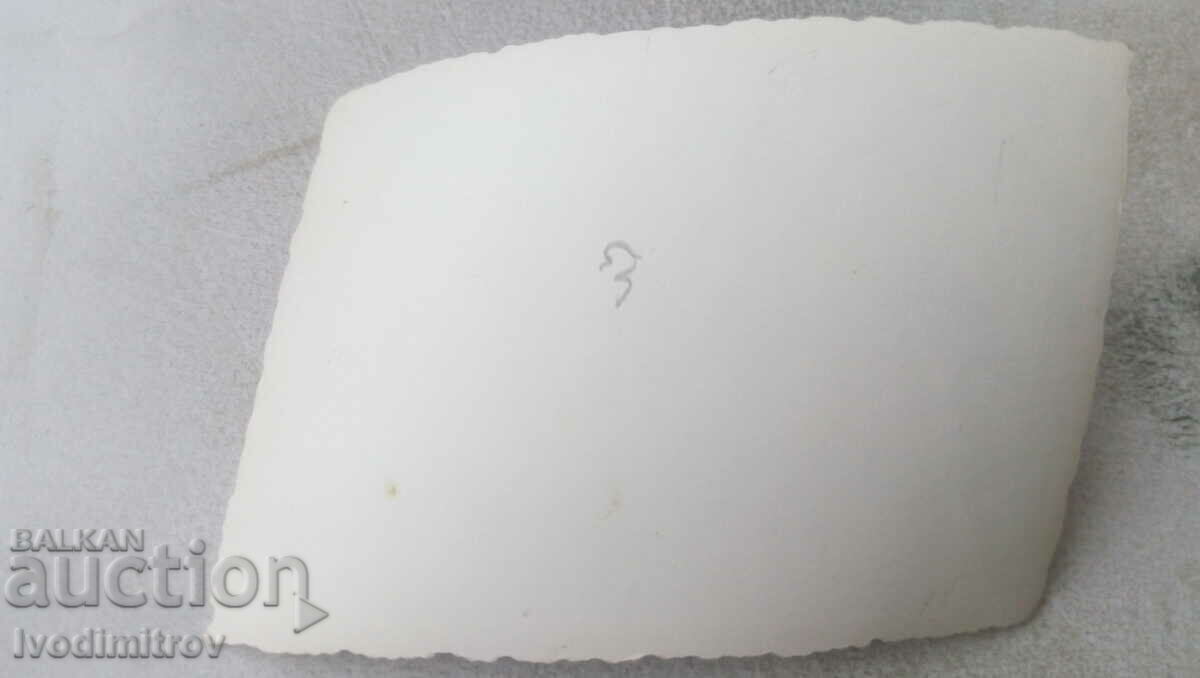 Φωτογραφία Άνδρες, γυναίκες και παιδιά μπροστά από ένα μοναστήρι με τιμή 0.75 BGN | € 0.38 Φωτογραφία Άνδρες, γυναίκες και παιδιά μπροστά από ένα μοναστήρι με τιμή 0.75 BGN | € 0.38